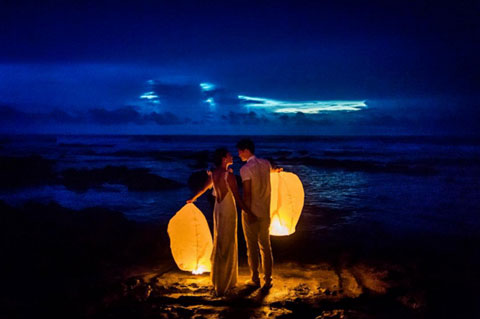 「glee」マイク役ハリー・シャム・ジュニアのウェディング写真が公開！ 夜のビーチにランタンを手に立つ２人が美しすぎる