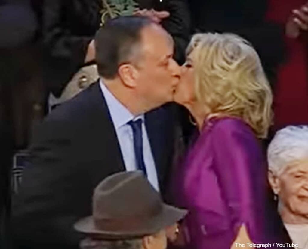 ダグ・エムホフ氏の口にキスをするジル・バイデン氏