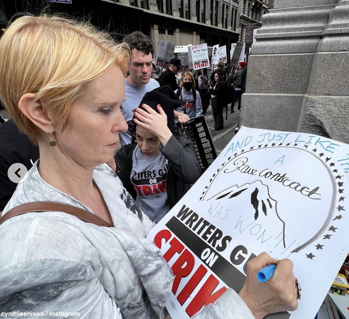 「セックス・アンド・ザ・シティ」シンシア・ニクソン、ネットフリックスのオフィス前でストライキ運動に参加！「脚本家がいなければテレビも映画もない」彼らが訴えているのは・・？ Tvgroove