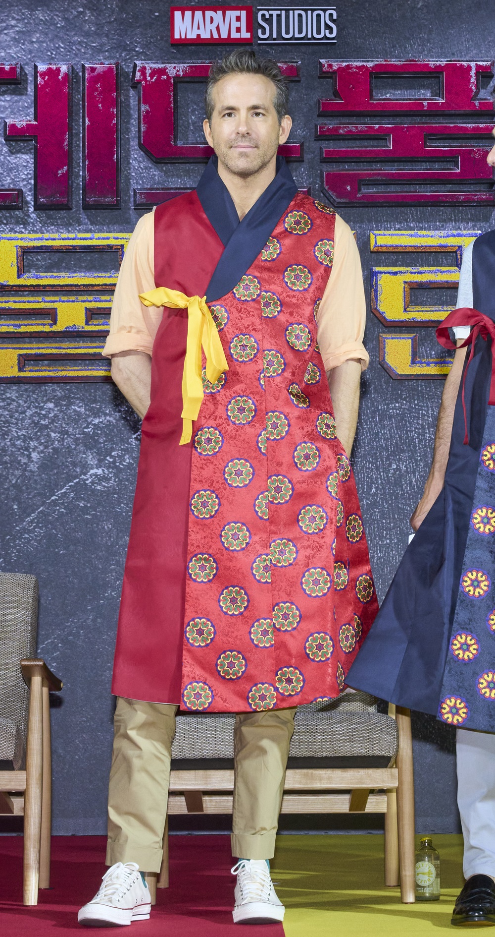 韓国会場で贈られた衣装を着たレイノルズ
